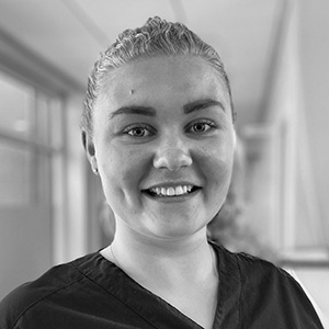 Sarah arbejder som dyrlægestuderende på Evidensia Karlslunde Dyrehospital