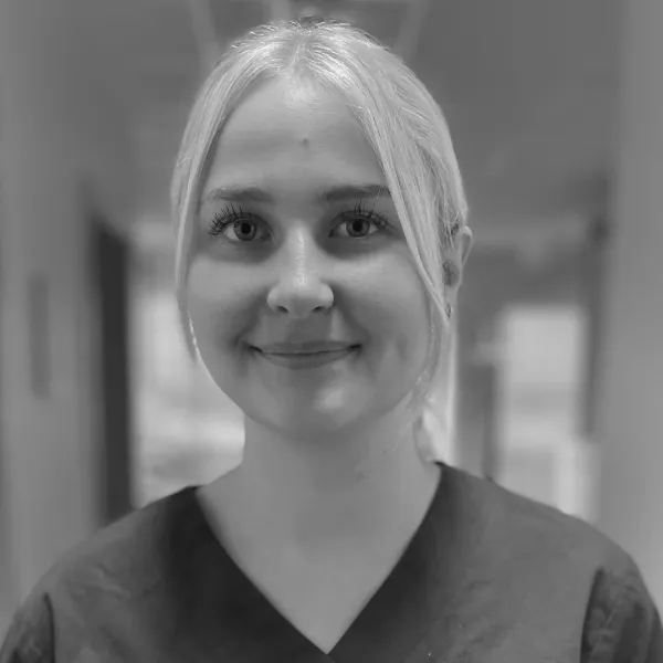 Emma B arbejder som Veterinærsygeplejerskeelev på Evidensia Faxe Dyrehospital.
